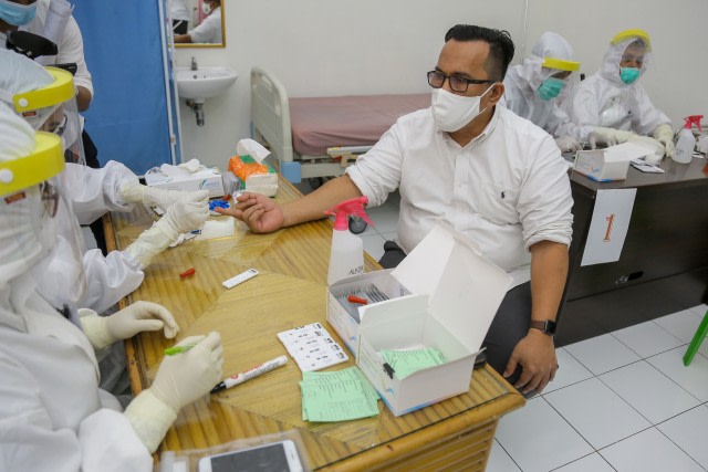 ASN Setda Aceh saat menjalani rapid test COVID-19 pada Rabu (1/7). Foto: Humas Setda Aceh