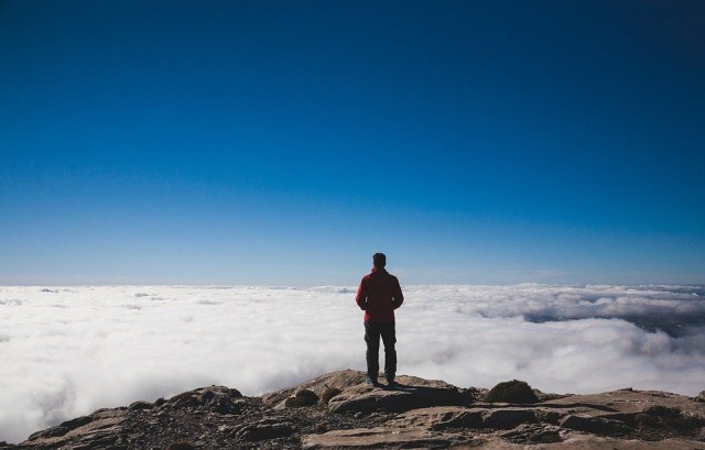 Ilustrasi mimpi berada di puncak gunung. Dok: pixabay
