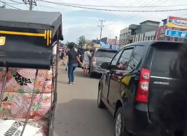 Sejumlah petugas kepolisian saat melepaskan tembakan ke arah kendaraan pelaku curanmor di Ogan Ilir, Sumsel. (foto: istimewa)