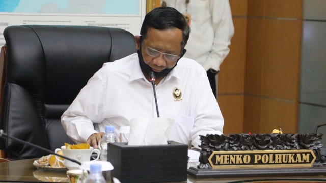 Menko Polhukam Mahfud MD saat rapat dengan Kejagung hingga Kemenkumham membahas lolosnya Djoko Tjandra.  Foto: Dok. Kemenko Polhukam