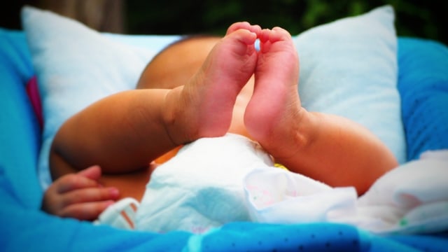 Ilustrasi bayi mengangkat kaki. Foto: Shutter Stock