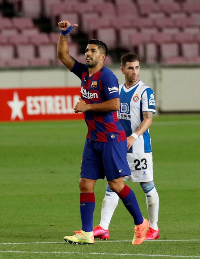 Selebrasi pemain FC Barcelona Luiz Suarez usai mencetak gol ke gawang Espanyol dalam lanjutan pertandingan La Liga di Stadion Camp Nou, Barcelona, Spanyol. Foto: Albert Gea/REUTERS