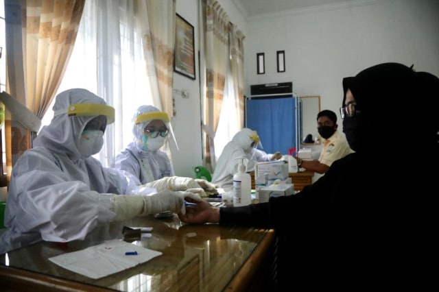 ASN Setda Aceh saat menjalani rapid test pada Rabu (1/7). Foto: Abdul Hadi/acehkini