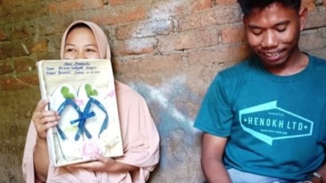 Viral pernikahan dengan mahar sandal jepit dan segelas air.
 Foto: Dok. Istimewa