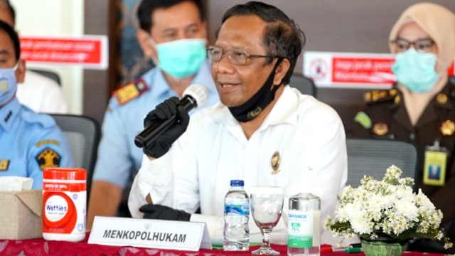 Menko Polhukam Mahfud MD saat konferensi pers terkait ekstradisi buronan pelaku pembobolan Bank BNI Maria Pauline di Bandara Soekarno-Hatta, Kamis (9/7). Foto: Kemenkumham RI
