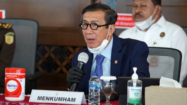Menkumham Yasonna Laoly saat konferensi pers terkait ekstradisi buronan pelaku pembobolan Bank BNI Maria Pauline di Bandara Soekarno-Hatta, Kamis (9/7). Foto: Kemenkumham RI