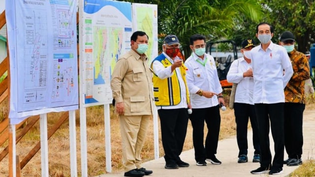 Menhan Prabowo Subianto (kiri) mendampingi Presiden Jokowi (kanan) saat meninjau lumbung pangan nasional di Kabupaten Kapuas, Kalimantan Tengah. Foto: Biro Pers Sekretariat Presiden