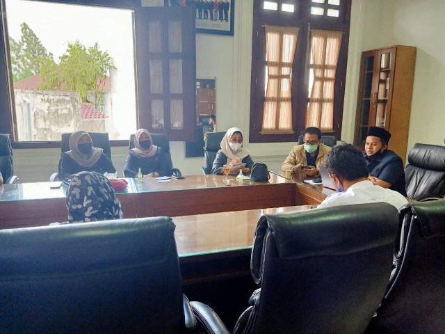 Suasana hearing Komisi B DPRD Kota Malang dengan Perumda Tugu Tirta atau PDAM, Kamis (8/7). Foto: ulul azmi