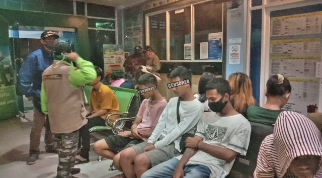 Camat Pasar, Mursidah bersama petugas Tim Terpadu usai merazia hotel di wilayahnya. Foto: Jambikita.id 