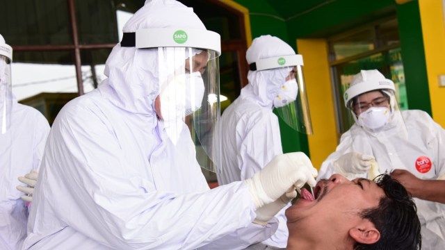 Petugas melakukan swab test untuk pelacakan pada klaster industri di Kabupaten Bekasi.  Foto: Humas Pemprov Jabar