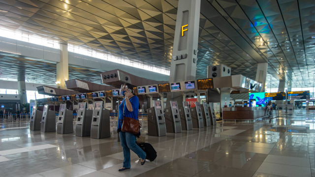 Calon penumpang pesawat berjalan di Terminal 3 Bandara Internasional Soekarno-Hatta,Tangerang, Banten, Kamis (9/7/2020). Foto: ADITYA PRADANA PUTRA/ANTARA FOTO