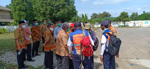 Tahap pertama pembangunan yakni melakukan pengukuran arah kiblat masjid. Sedangkan proses pengukuran ini melibatkan unsur Kementerian Agama (Kemenag) Solo, Majelis Ulama Indonesia (MUI), Muhammadiyah, NU, dan Tim Falakiyah Kemenag RI. Mereka berada di lokasi berkumpul melakukan pengukuran, Kamis (09/7/2020)