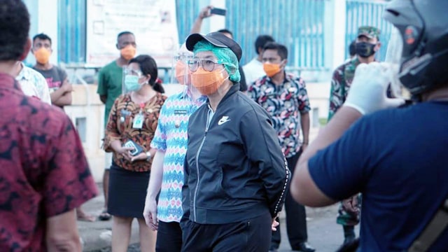 Bupati Kepulauan Sitaro, Evangelian Sasingen memantau pasar tradisional Ulu, Siau 