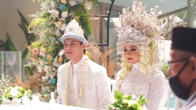Pernikahan Dinda Hauw dan Rey Mbayang. Foto: tangkapan layar YouTube Kamaro.id