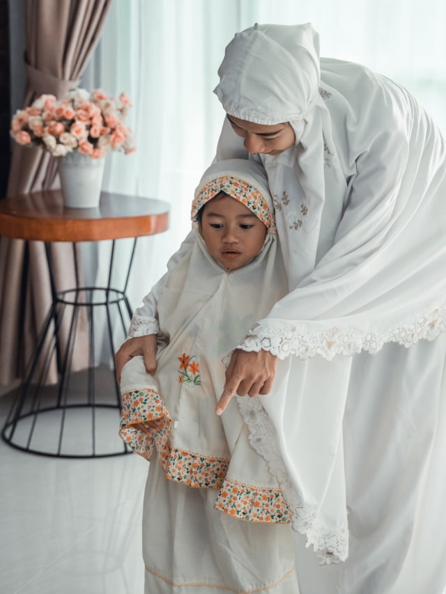 Ilustrasi anak bertanya Isra Mikraj. Foto: Shutter Stock