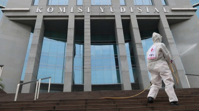 Petugas PMI Jakarta Pusat melakukan penyemprotan cairan disinfektan di kantor Komisi Yudisial, Jakarta, Jumat (10/7/2020). Foto: Sugiharto Purnama/ANTARA FOTO