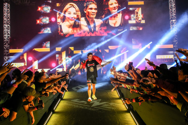 Aksi Egi Rozten saat memasuki arena ONE Championship (ONE Championship)