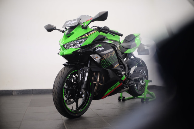 Tampilan Kawasaki Ninja ZX 25R dari samping. Foto: Bangkit Jaya Putra/kumparan