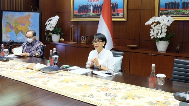 Menlu Retno Marsudi pada press briefing virtual Kemlu Jumat (10/7). Foto: Dok. Kemenlu