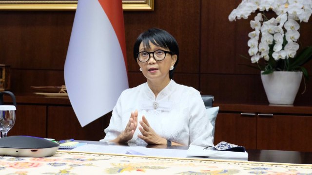 Menlu Retno Marsudi pada press briefing virtual Kemlu Jumat (10/7). Foto: Dok. Kemenlu