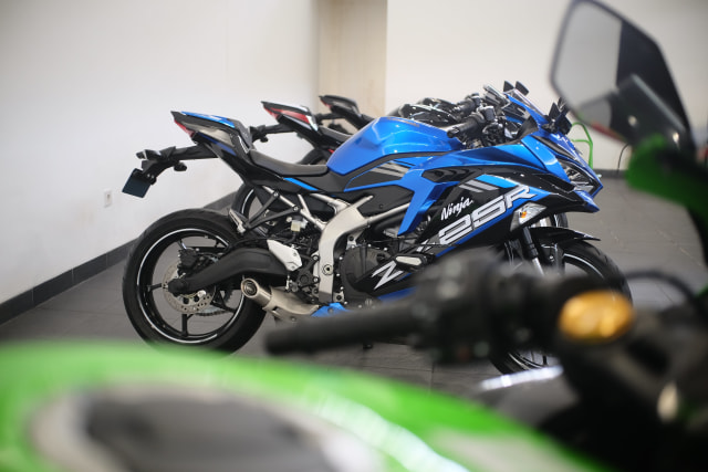 Kawasaki Ninja ZX 25R ABS SE opsi warna biru. Foto: Bangkit Jaya Putra/kumparan