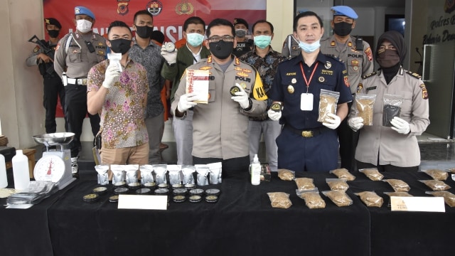 Polisi menunjukkan barang bukti yang diamankan dari pabrik tembakau gorila di Kabupaten Bogor. Foto: Polres Bogor
