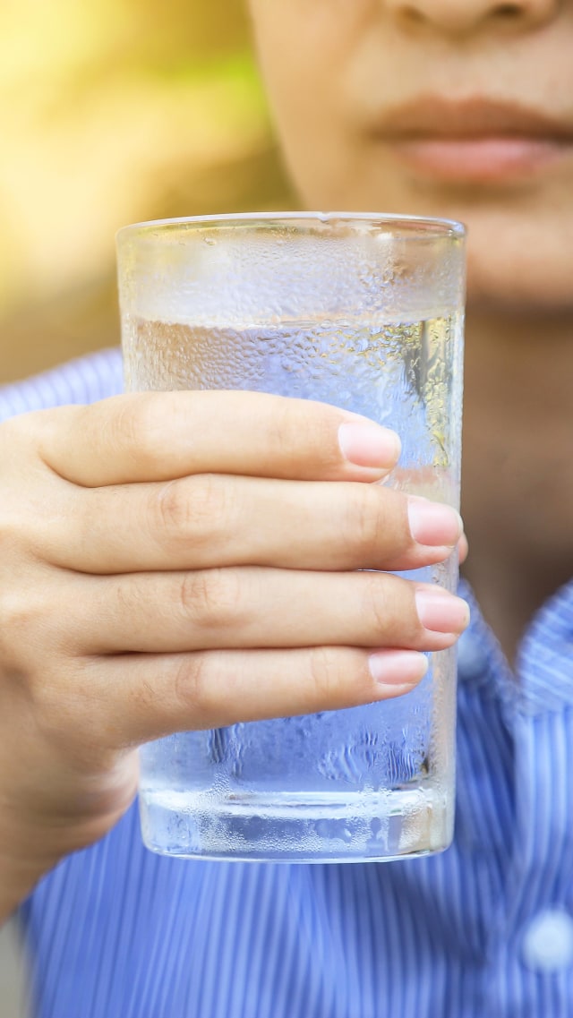 Ilustrasi ibu menyusui minum es. Foto: Shutter Stock