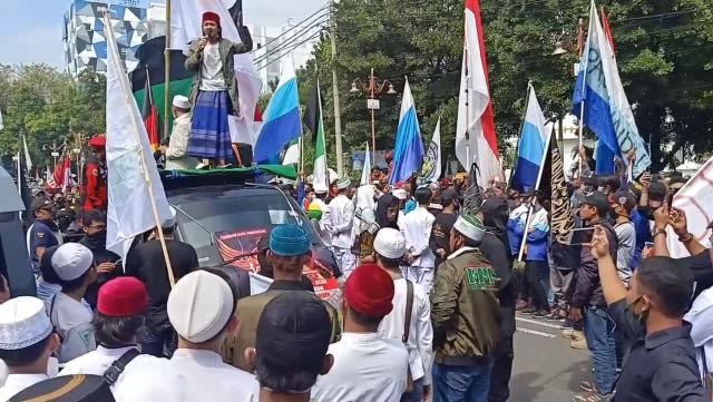 Aksi unjuk rasa menolak RUU HIP di depan Gedung DPRD Kota Cirebon, Senin (6/7/2020). (Dok. Ciremaitoday)