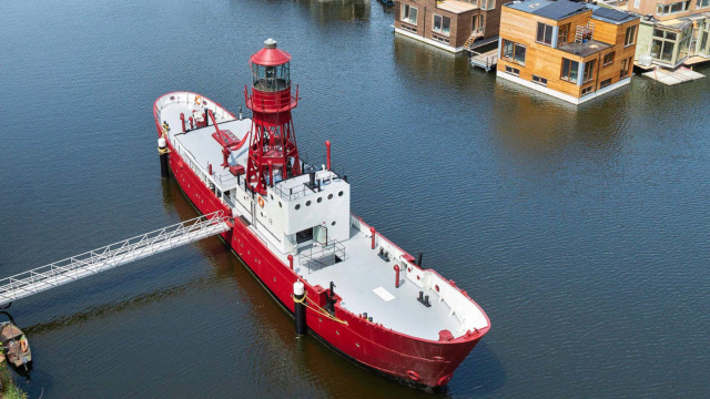 Lightship Amsterdam, penginapan unik di atas kapal. Foto: Source: https://lightship-amsterdam.com/