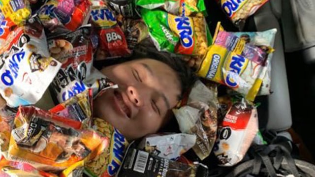 Crazy Rich Surabayans di tumpukan snack kacang. (Foto: @donopradana/Twitter)