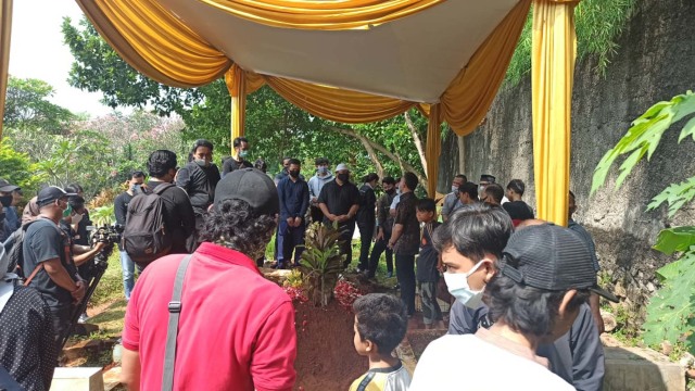 Pemakaman Editor MetroTV Yodi Prabowo di TPU Sandratex, Ciputat Timur.  Foto: Dok. Rizky Adam