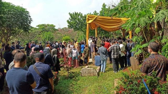 Pemakaman Editor MetroTV Yodi Prabowo di TPU Sandratex, Ciputat Timur.  Foto: Dok. Rizky Adam