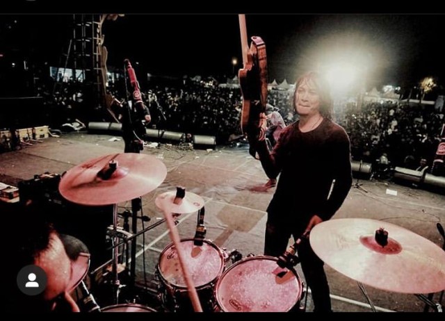Robi Navicula akan menghadiahkan gitar kesayangannya untuk penonton konser online yang beruntung - IST