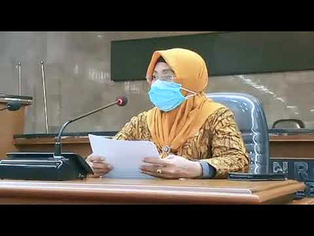 Ketua DPRD Kota Cirebon, Affiati saat menyampaikan klarifikasi terkait insiden dihapusnya kata 'Khilafah' saat ikrar setia NKRI dan Pancasila. (Foto: Capture Channel YouTube Ciremaitoday)