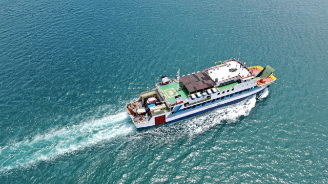 Kapal KMP BRR bertolak menuju ke Pelabuhan Balohan Sabang dari Pelabuhan Penyeberangan Ulee Lheue, Banda Aceh, 12 Mei 2020. Foto: Abdul Hadi/acehkini