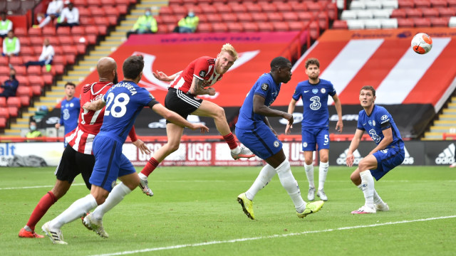 Pemain Sheffield United, Oliver McBurnie, saat mencetak gol ke gawang Chelsea, Sabtu (11/7). Foto: Peter Powell/Pool via Reuters
