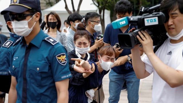 Suasana haru di peringatan kematian Wali Kota Seoul. Foto: Kim Hong-Ji/Reuters