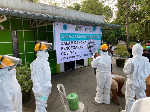 Proses pengambilan swab terhadap warga yang kedapatan tidak menggunakan masker saat beraktivitas. Foto: Dok Hi!Pontianak