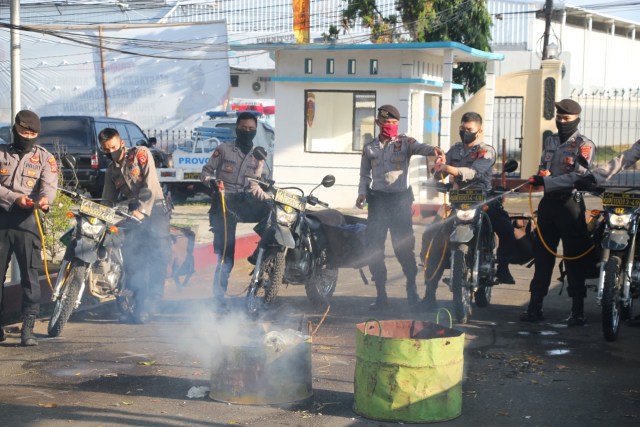 Tampat sejumlah personil kepolisian saat memadamkan api dengan menggunakan motor patroli yang dimodifikasi sebagai pemadam kebakaran. (Ciremaitoday)