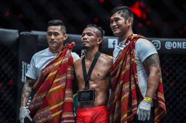 Martin Nguyen (kiri) dan Aung La N Sang (kanan) berpose untuk merayakan kemenangan Tial Thang / ONE Championship