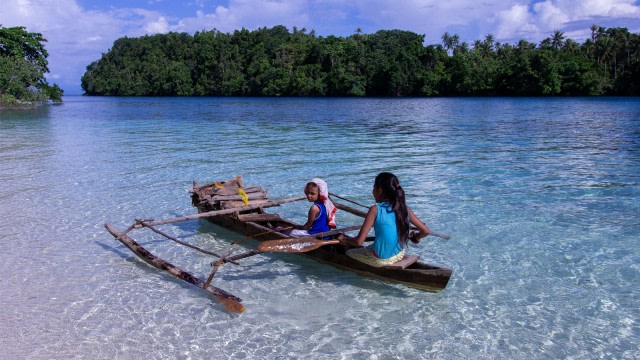 Anak-anak perempuan di Pulau Meti mencari kayu bakar menggunakan sampan. Foto: Ipang Mahardhika/cermat