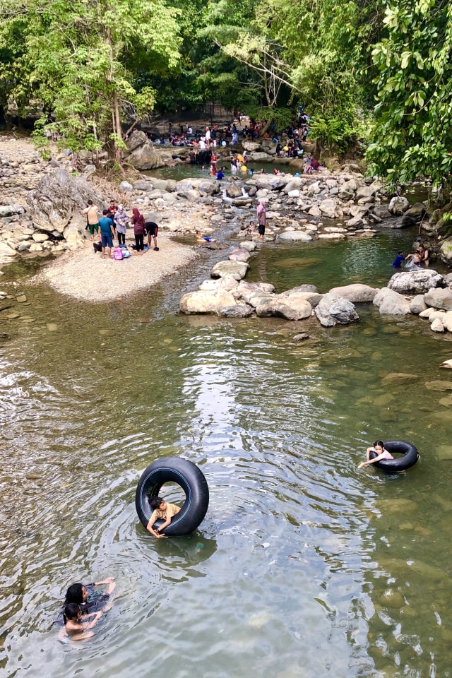 Warga menghabiskan akhir pekan di Kolam Pemandian Humaira di Desa Pudeng, Lhoong, Aceh Besar. Foto: Abdul Hadi/acehkini