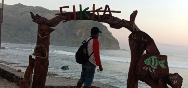 Pengunjung di objek wisata Hira Hotak, Desa Sikka.Foto: Albert Aquinaldo.