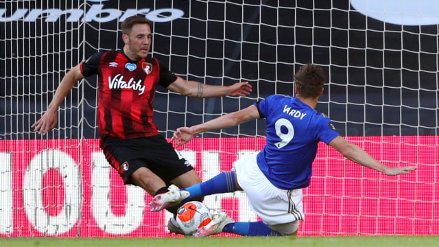 Pemain Leicester City, Jamie Vardy, mencetak gol pertama mereka ke gawang Bournemouth. Foto: Michael Steele/Pool via REUTERS 