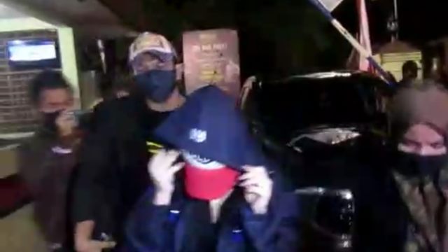 Cuplikan gambar saat polisi mengamankan wanita (tengah) yang diduga artis FTV di Kota Medan. Foto: Dok. Istimewa