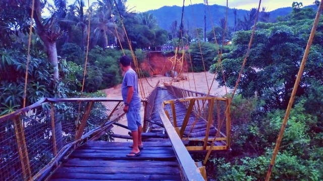 Jembatan gantung yang putus akibat terkikis air Sungai Bone. Senin, (13/7). Foto: Dok istimewa