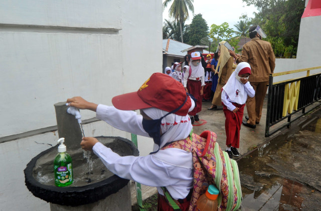 Sejumlah murid mencuci tangan sebelum masuk hari pertama sekolah di SDN 11 Marunggi Pariaman, Sumatera Barat. Foto: Iggoy el Fitra/ANTARA FOTO