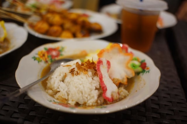 Menu utama nasi Gulai di Guktik.in Bandar Lampung, Minggu (12/7) | Foto : Dimas Prasetyo/Lampung Geh