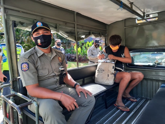Warga Rusia saat dibawa Sarpol PP ke imigrasi - IST
