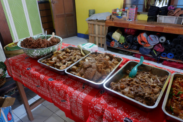 Keluarga Mbah Lindu sajikan gudeg bagi pelayat, Yogyakarta Foto: Arfiansyah Panji Purnandaru/kumparan